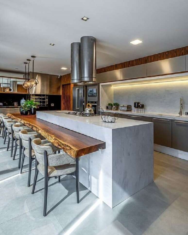 49. Decora&ccedil;&atilde;o moderna de cozinha planejada com ilha gourmet e bancada de madeira de demoli&ccedil;&atilde;o &ndash; Foto: Camila Cavazzana