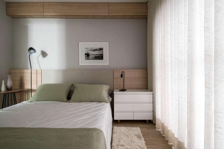 34. Quarto minimalista com tecido verde sage na cama – Foto AM Studio Arquitetura