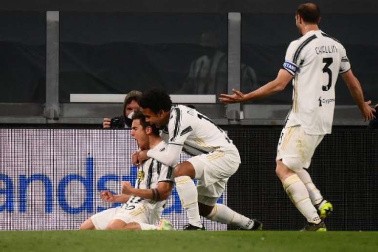 Dybala comemorando gol pela Juventus (Foto: Marco BERTORELLO / AFP)