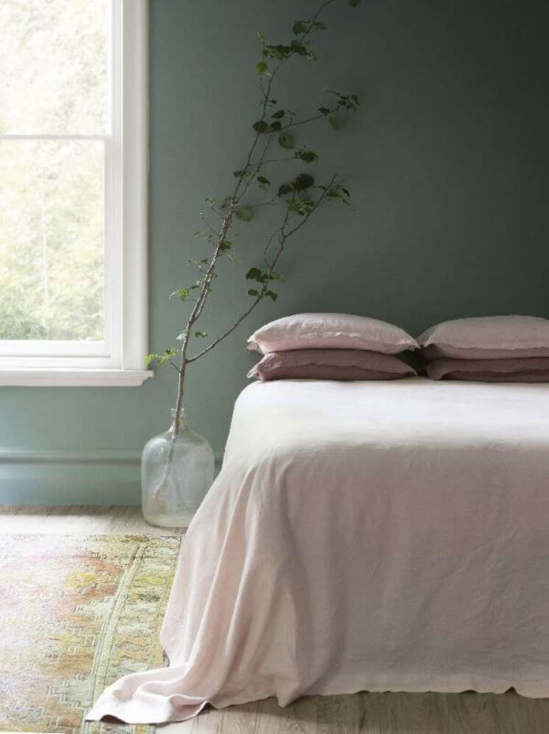 3. Quarto verde sage com roupa de cama rosa – Foto Cultivate