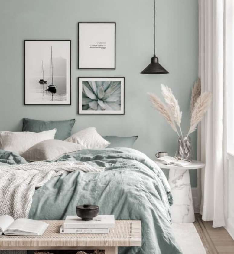 33. Quarto minimalista com decoracao verde sage – Foto Poster Store