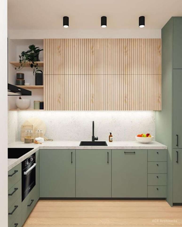 11. Cozinha com armários verde sage e madeira – Foto ACE Architects