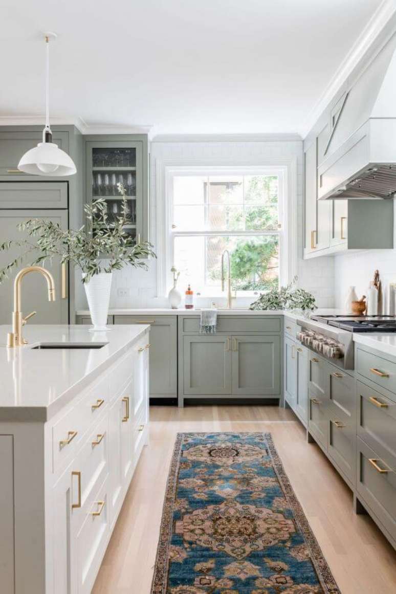 16. Cozinha verde sage e branca com puxadores dourados luxuosos – Foto Lark e Linen