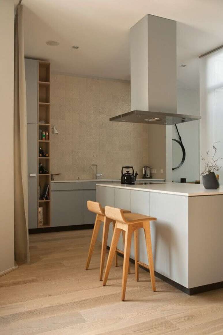 45. Decoração minimalista com banqueta de madeira para cozinha com ilha planejada – Foto: Home Fashion Trend