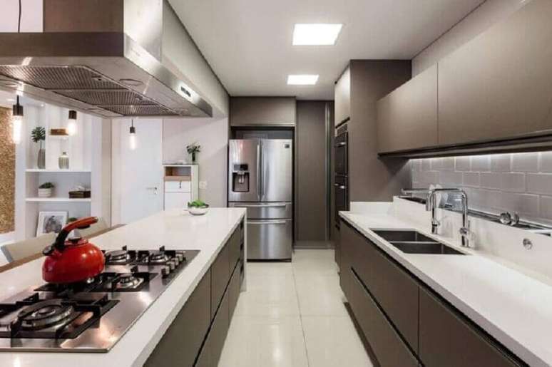 33. Decoração cinza e branco moderna para cozinha planejada com ilha gourmet – Foto: Cavalcante Ferraz
