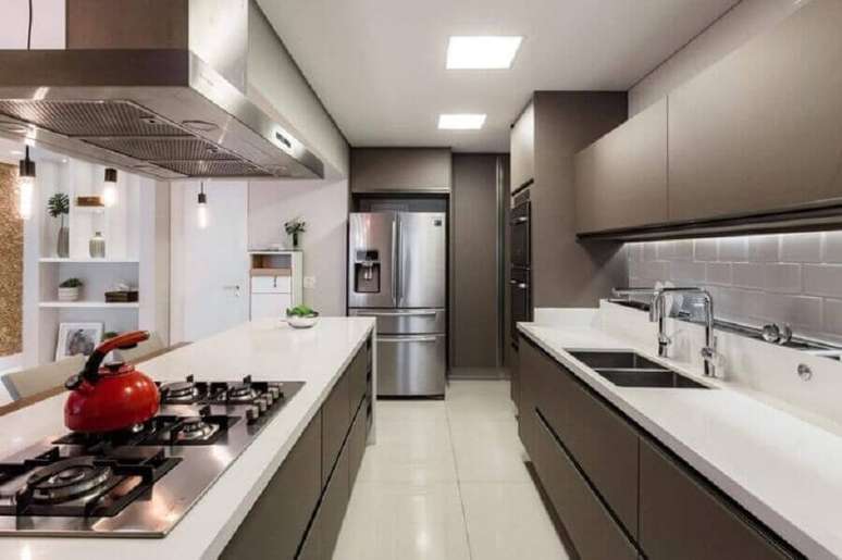 33. Decora&ccedil;&atilde;o cinza e branco moderna para cozinha planejada com ilha gourmet &ndash; Foto: Cavalcante Ferraz