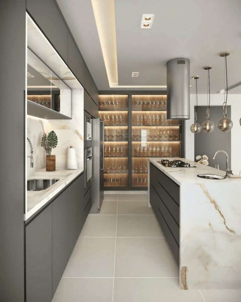 12. Armário cinza para decoração de cozinha planejada com ilha de mármore – Foto: Eder Oliveira Arquitetura