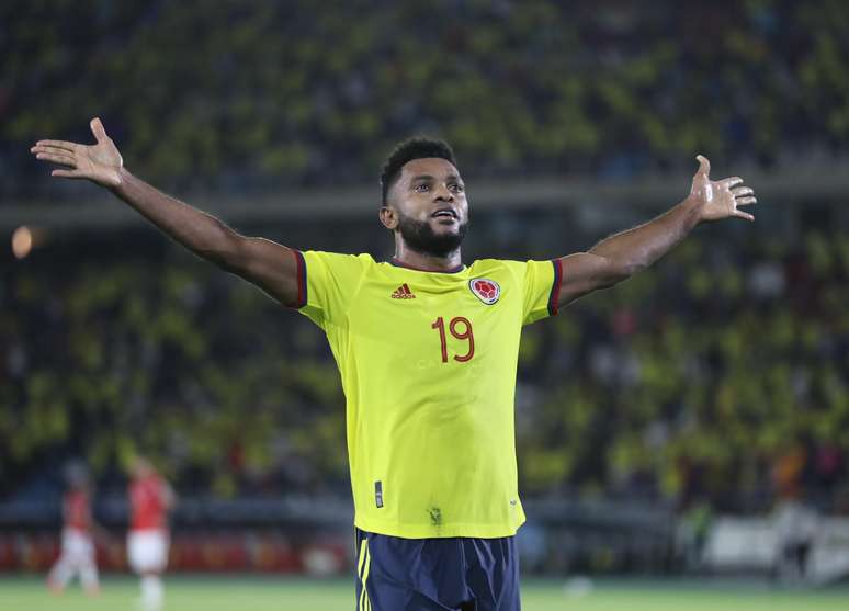 Borja comemora um dos seus dois gols na vitória colombiana sobre o Chile