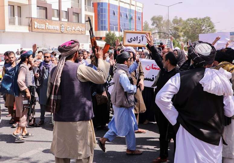 Forças do Taliban tentam parar os manifestantes perto da embaixada do Paquistão em Cabul, Afeganistão
07/09/2021 REUTERS/Stringer