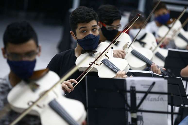 Jovens tocam violinos produzidos a partir de canos de PVC em projeto cultural na cidade de Santo Andr&eacute;, no Estado de S&atilde;o Paulo
08/09/2021 REUTERS/Carla Carniel
