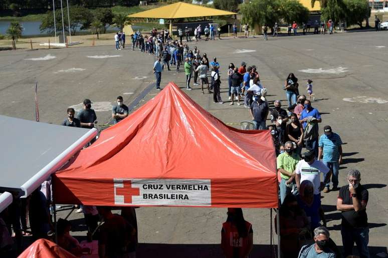 Fila de pessoas para vacinação contra Covid-19 em Ouro Branco
19/07/2021
REUTERS/Washington Alves