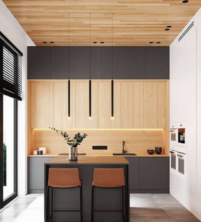 2. Decoração de cozinha planejada com ilha pequena e armário cinza escuro com madeira – Foto: Shmidt Studio