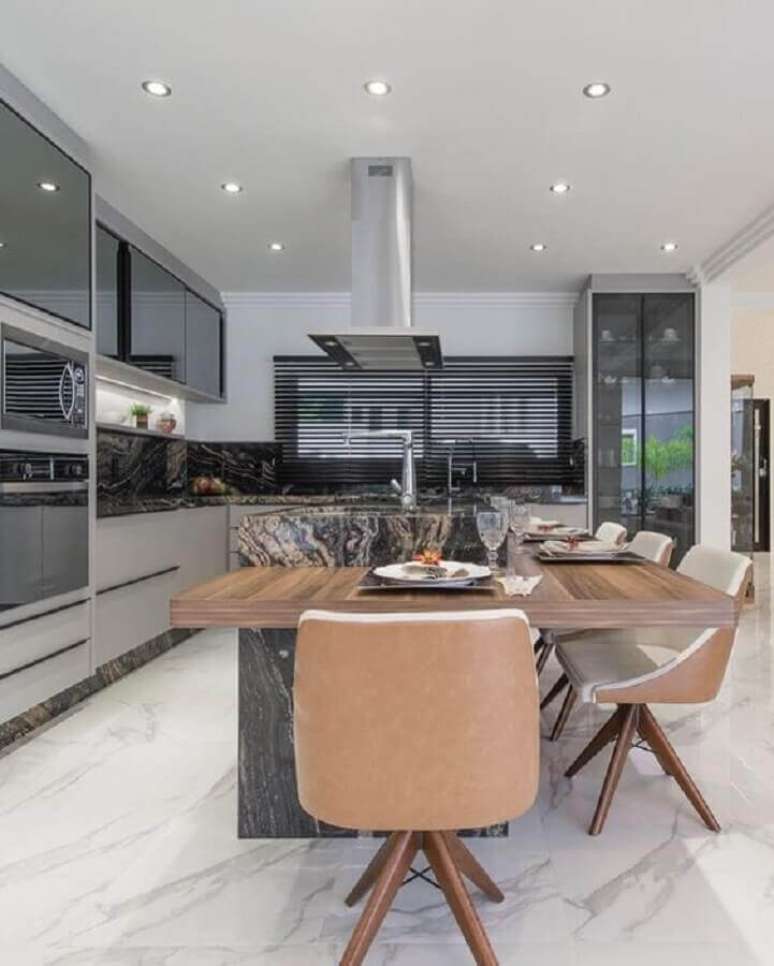 63. Tons de cinza para decora&ccedil;&atilde;o moderna de cozinha planejada grande com ilha &ndash; Foto: Ronald Pimentel