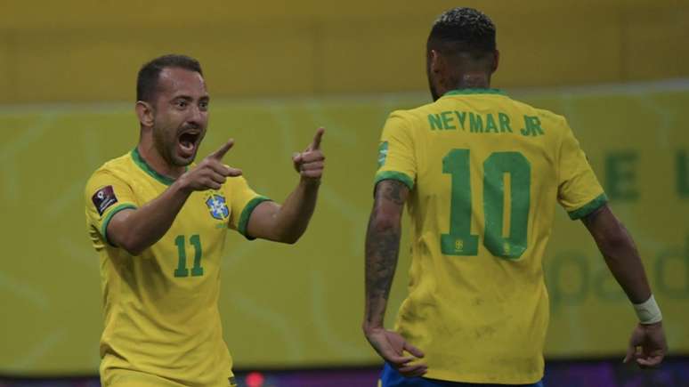 Éverton Ribeiro e Neymar marcaram os dois primeiros gols da partida (NELSON ALMEIDA / AFP)