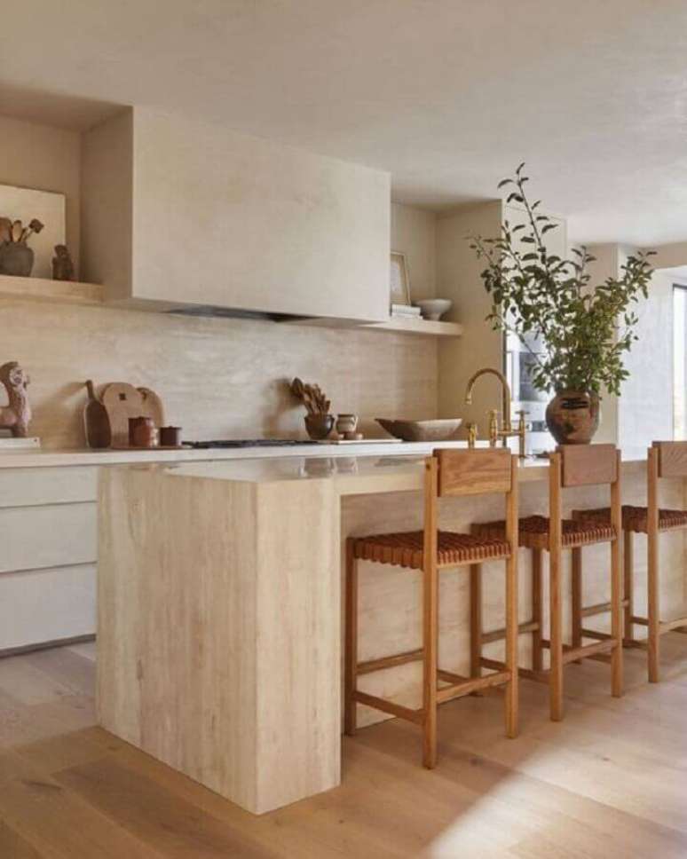 41. Decora&ccedil;&atilde;o em cores neutras com banqueta de madeira para cozinha planejada com ilha &ndash; Foto: Marble Trend Ltd.