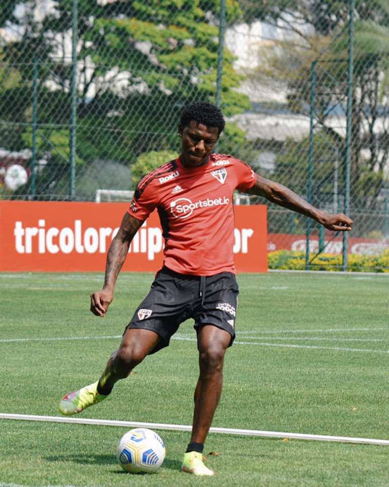 Arboleda durante treinamento desta sexta-feira no CT da Barra Funda