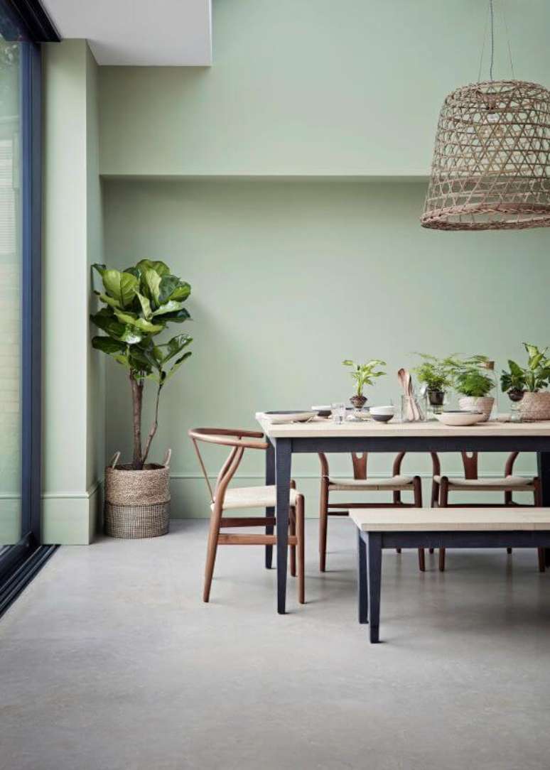 2. Sala de jantar com parede verde sage e móveis de madeira – Foto Crown Paints featuring Mellow Sage wall colour paint