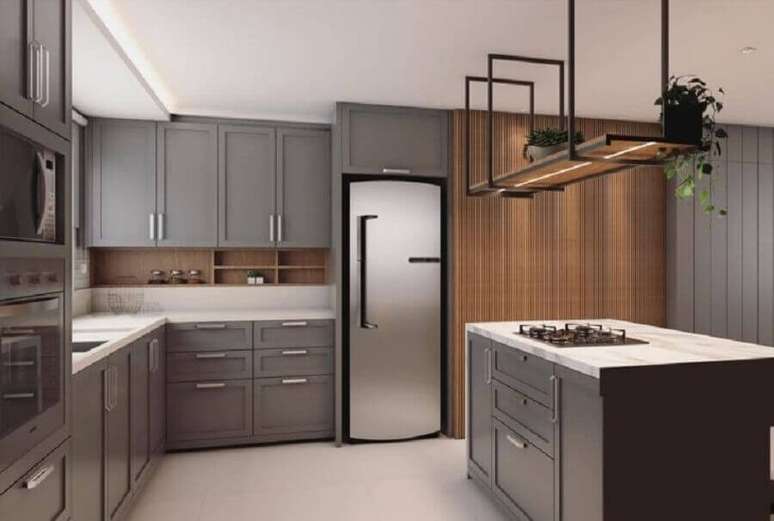 35. Decora&ccedil;&atilde;o cl&aacute;ssica em tons de cinza para cozinha planejada com ilha no meio &ndash; Foto: Andreia Benini