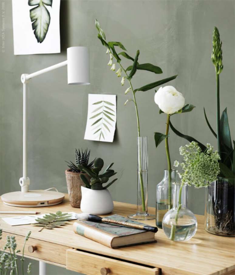 19. Decoração com parede tinta verde sage e mesa de madeira – Foto Ikea