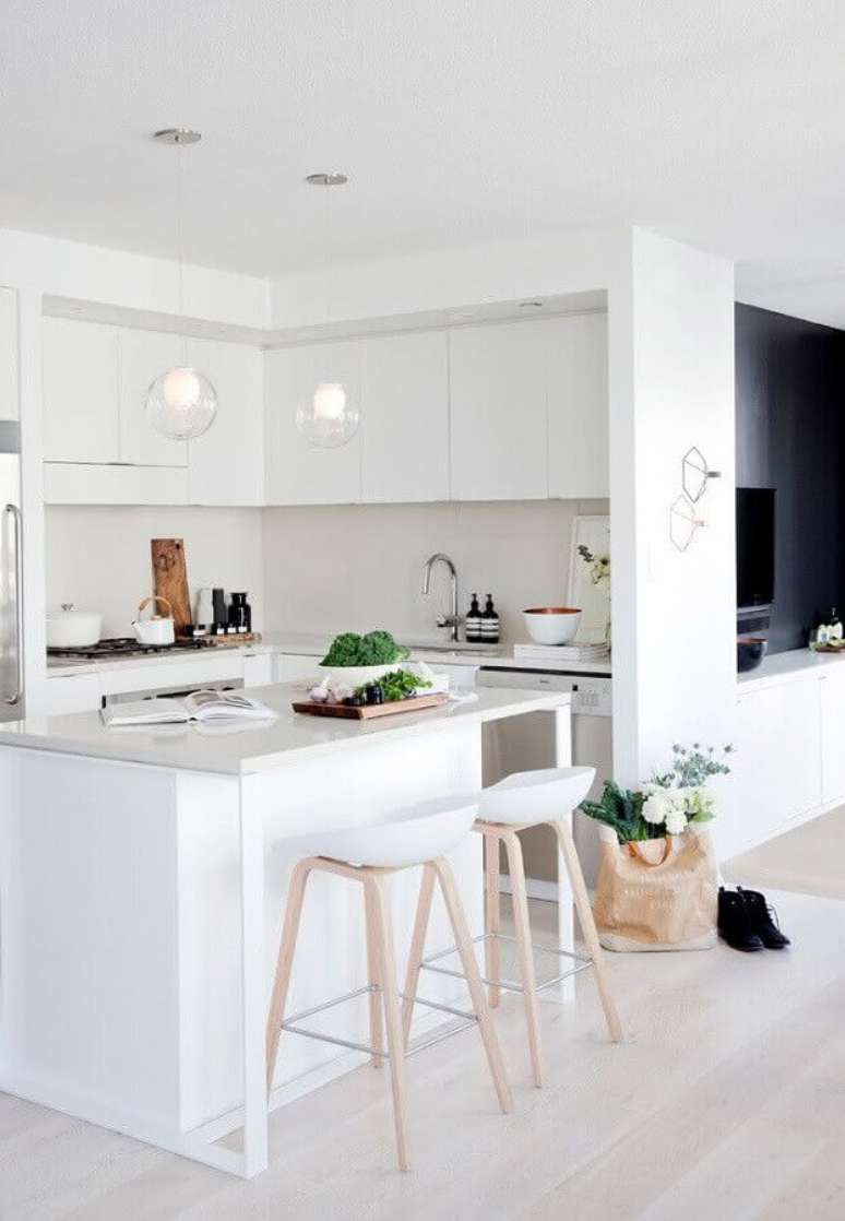 8. Decoração clean para cozinha planejada com ilha pequena toda branca – Foto: Houzz