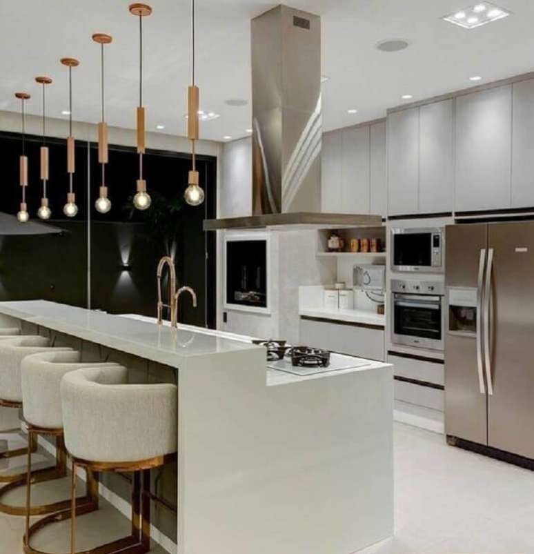 56. Lumin&aacute;ria pendente para decora&ccedil;&atilde;o de cozinha planejada com ilha &ndash; Foto: Juliana Saraiva Arquitetura e Interiores