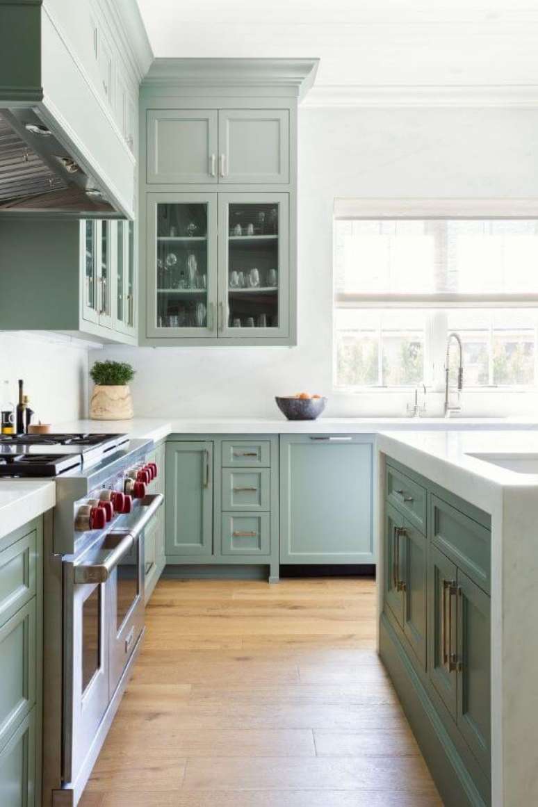 10. Cozinha com armários verde sage e bancada de mármore branco – Foto Decorpad