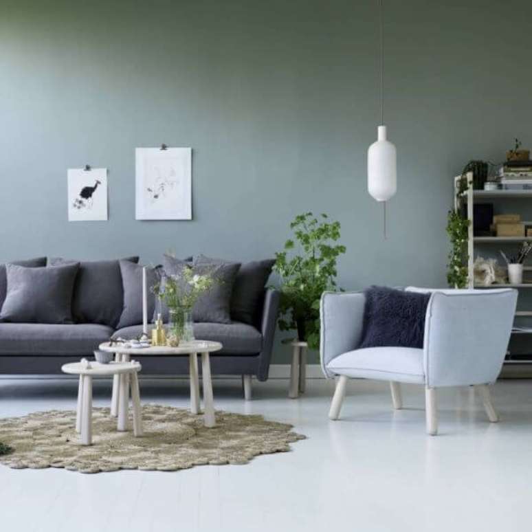 24. Parede verde sage para sala de estar clean – Foto Archzine