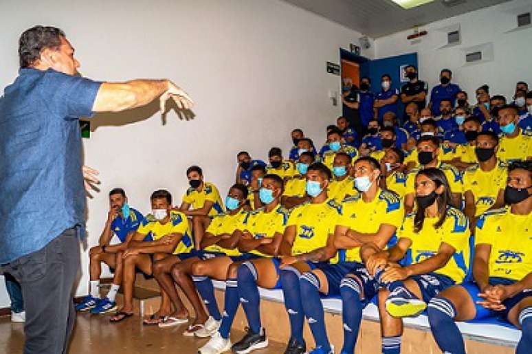 Em dia de professor, Luxa falou aos garotos do Cruzeiro que ainda estão em busca do seu lugar no futebol-(Rodolfo Rodrigues/Cruzeiro)