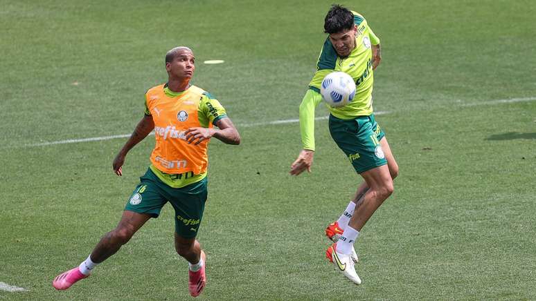 Deyverson e Gustavo Gómez durante o treino desta sexta-feira na Academia de Futebol