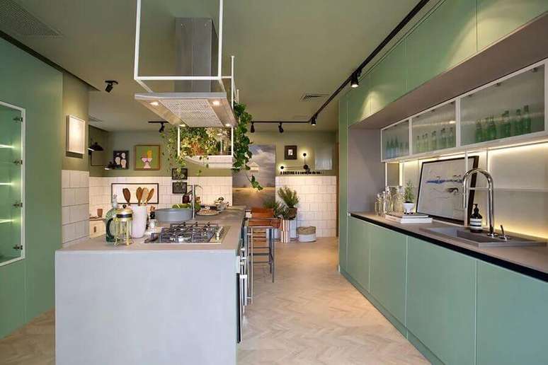 47. Decoração moderna com armário verde para cozinha planejada com ilha gourmet – Foto: Beta Arquitetura