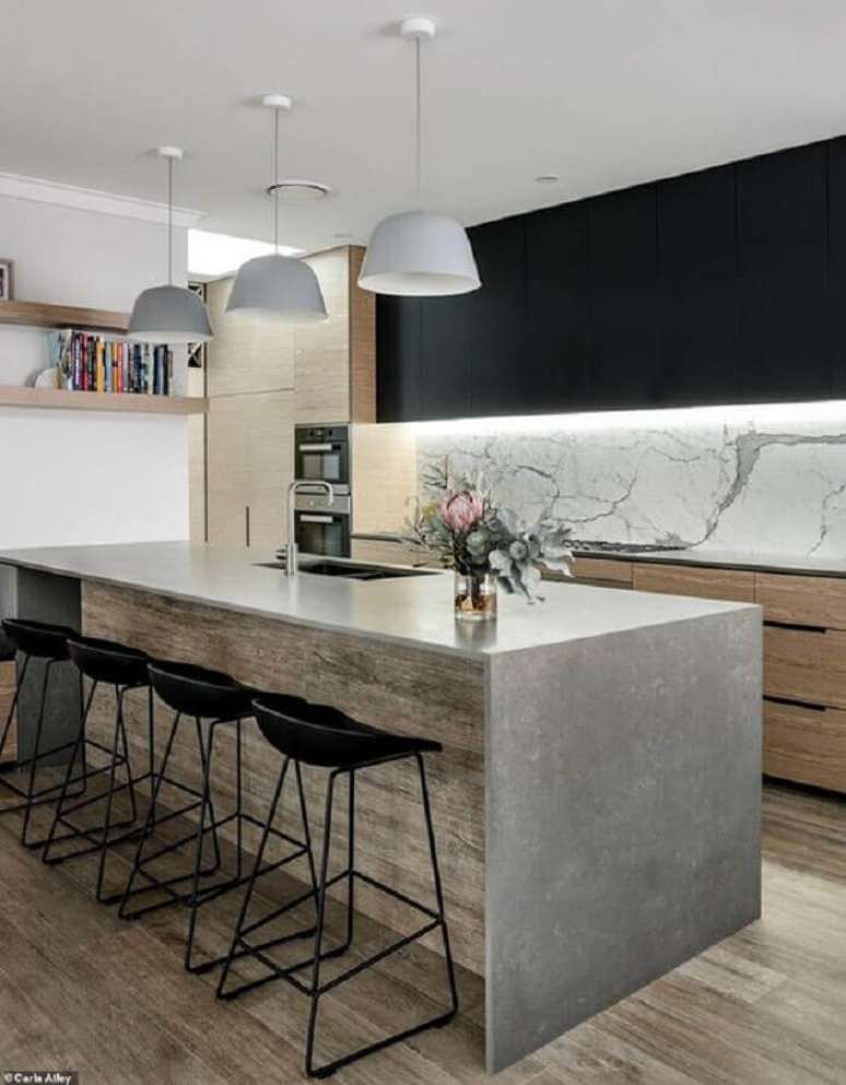 48. Decoração moderna de cozinha planejada com ilha de cimento queimado e armário aéreo preto – Foto: Home Fashion Trend