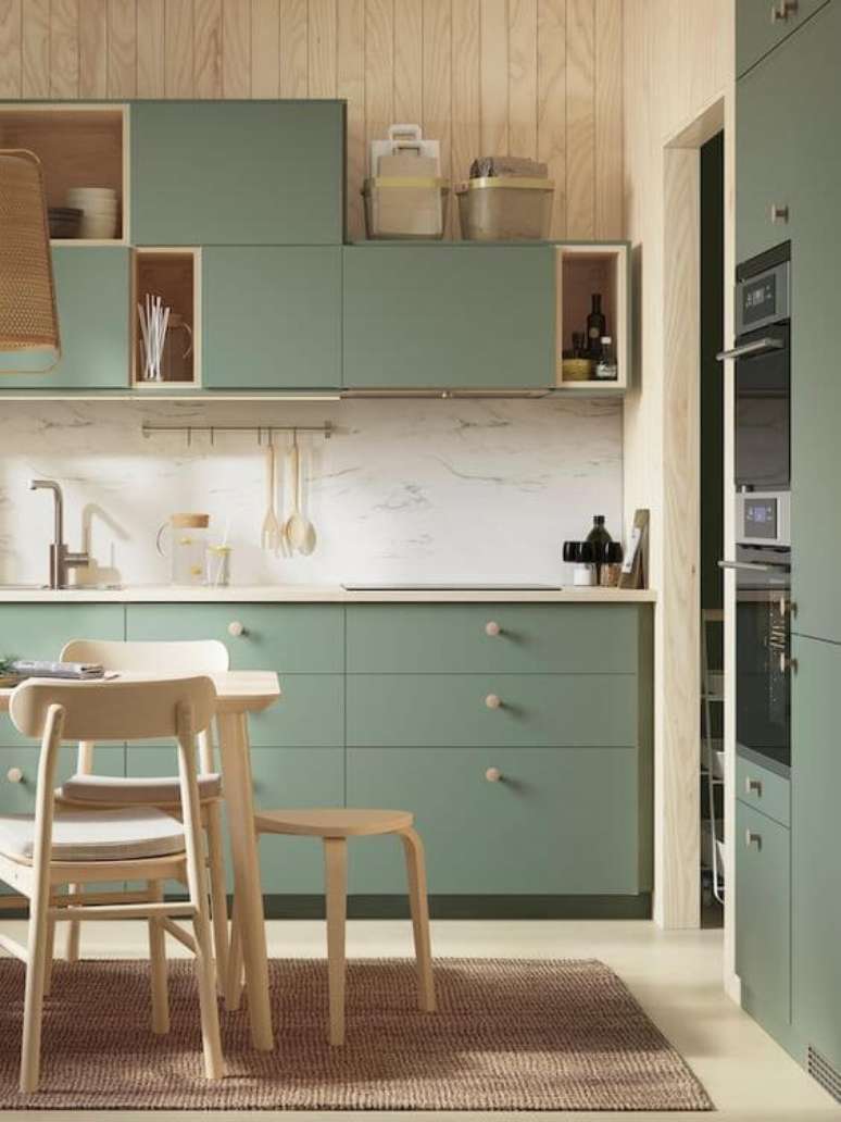 44. Armários de cozinha verde sage com revestimento marmorizado e detalhes em madeira – Foto Ikea