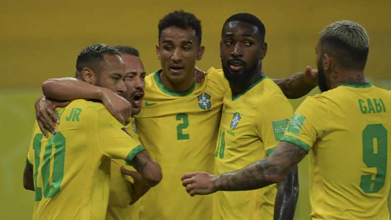 'Queremos dar um espetáculo para o torcedor', contou Everton Ribeiro (cercado pelos colegas) (NELSON ALMEIDA / AFP)