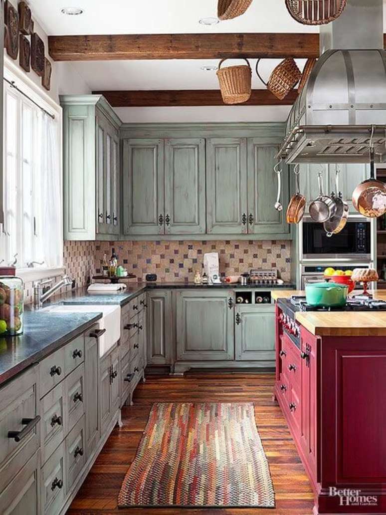 12. Cozinha com armários verdes e bancada vermelha – Foto Better Homes And Gardens