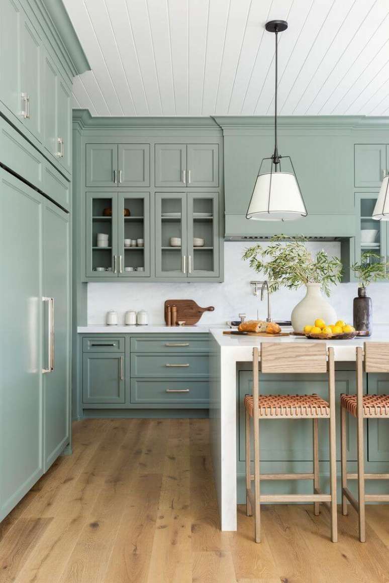 15. Cozinha verde sage com branco – Foto Decor Pad