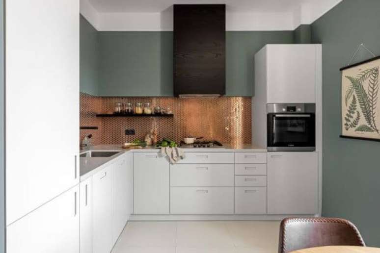 49. Cozinha branca com paredes em verde sage – Foto Finch Studio