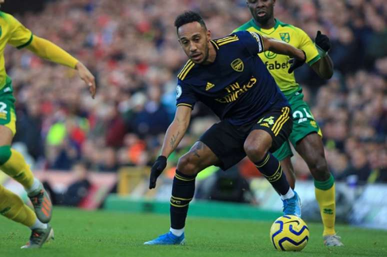 Aubameyang em ação pelo Arsenal contra o Norwich (Foto: AFP)