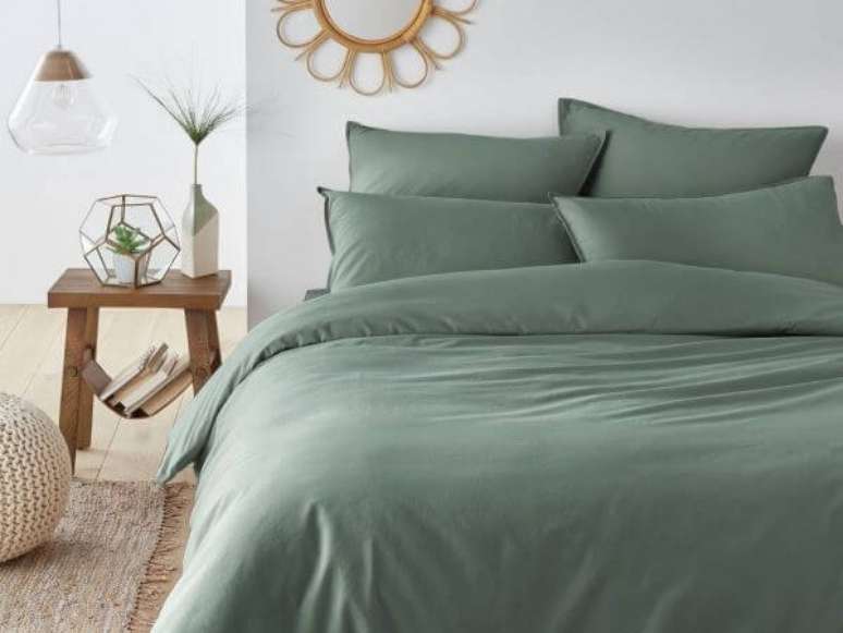 36. Roupa de cama para quarto de casal na cor verde sage – Foto Joli Place