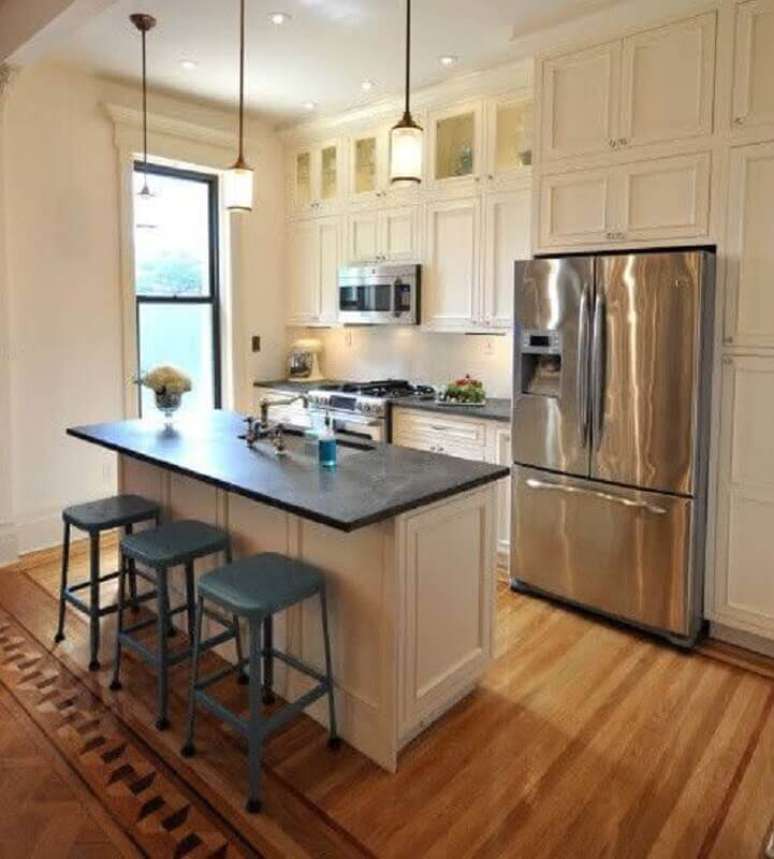 43. Decora&ccedil;&atilde;o estilo cl&aacute;ssico para cozinha com ilha planejada &ndash; Foto: Houzz