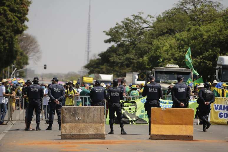 Após 5 dias de protesto, caminhoneiros deixam Esplanada