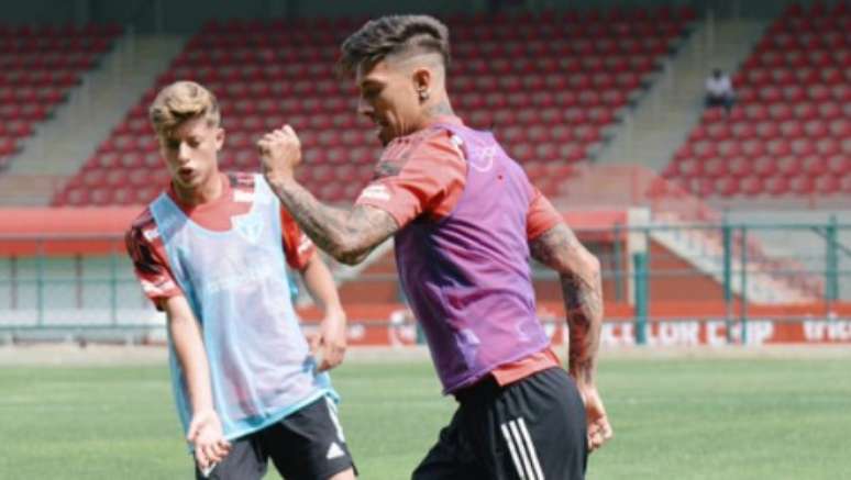 Rigoni durante treino com o time sub-17 do São Paulo nesta sexta-feira