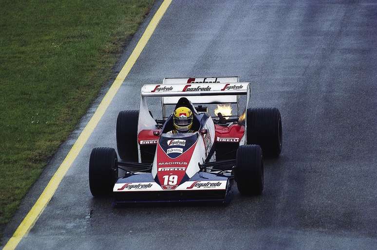 Senna durante treino no circuito de Ímola (GP de San Marino), em 1984.