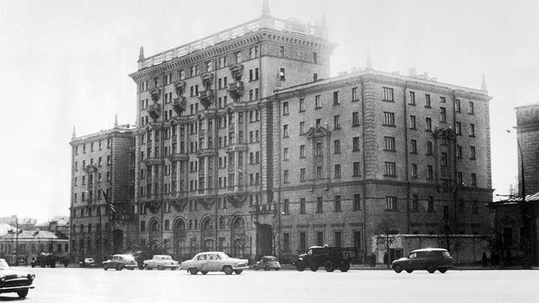 Embaixada americana em Moscou, em registro fotográfico de meados dos anos 1960