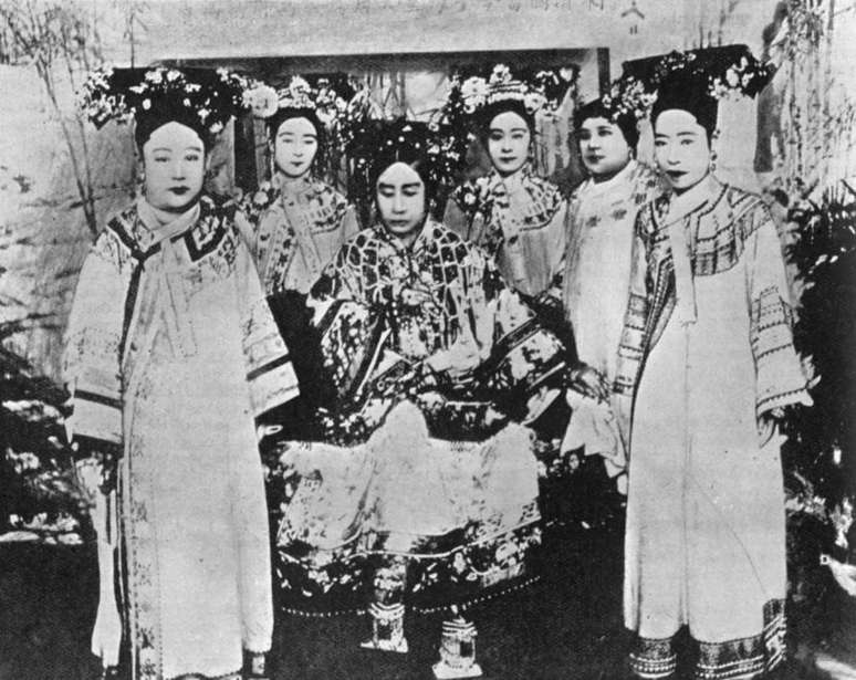 As viúvas imperatrizes Longyu (primeira à direita) e Cixi (Tzu-hsi, 1835-1908, centro) com damas da corte em 1904
