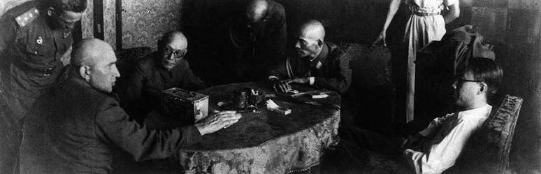 Imperador Manchukuo Puyi (à direita) sendo questionado pelo general russo Pritoul (à esquerda) após sua prisão