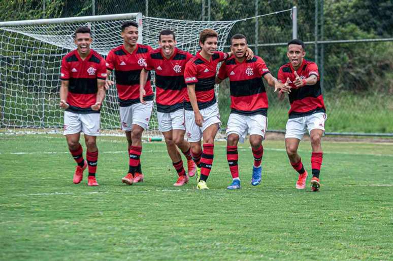 O time sub-17 do Flamengo segue 100% no estadual (Foto: Paula Reis/Flamengo)