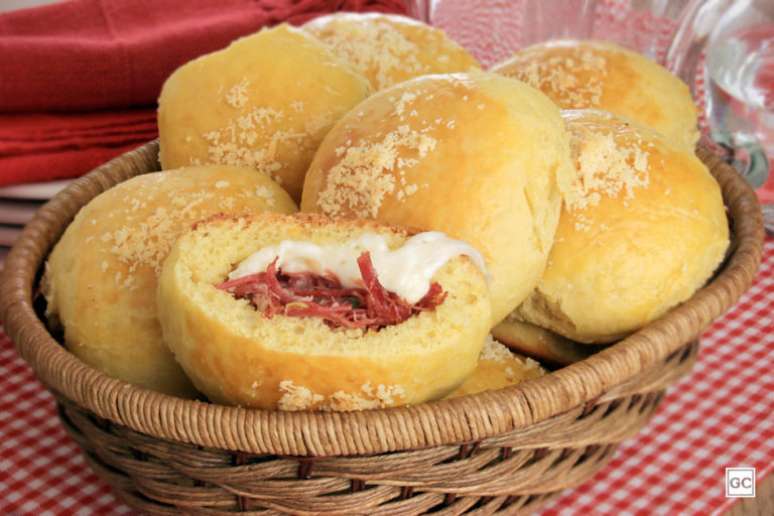 Guia da Cozinha - Pãozinho recheado com carne-seca