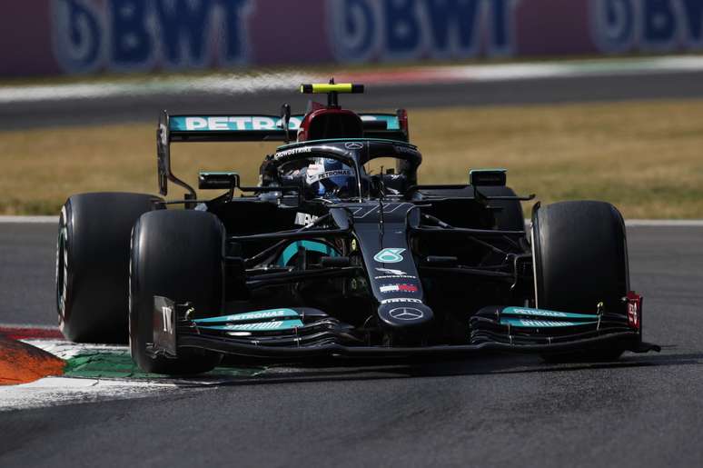 Valtteri Bottas levou a corrida sprint em dia de revés inesperado para a Mercedes 