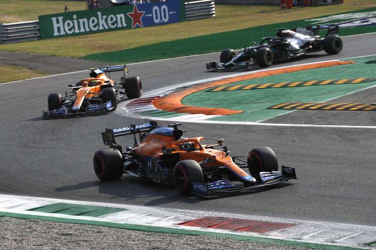 Fundo Vencedor No Objetivo De Corrida De Carros De Velocidade No