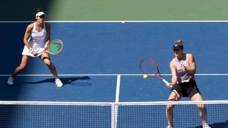 Luisa Stefani e Gabriela Dabrowski durante as semifinais do US Open (Foto: Divulgação/US Open)